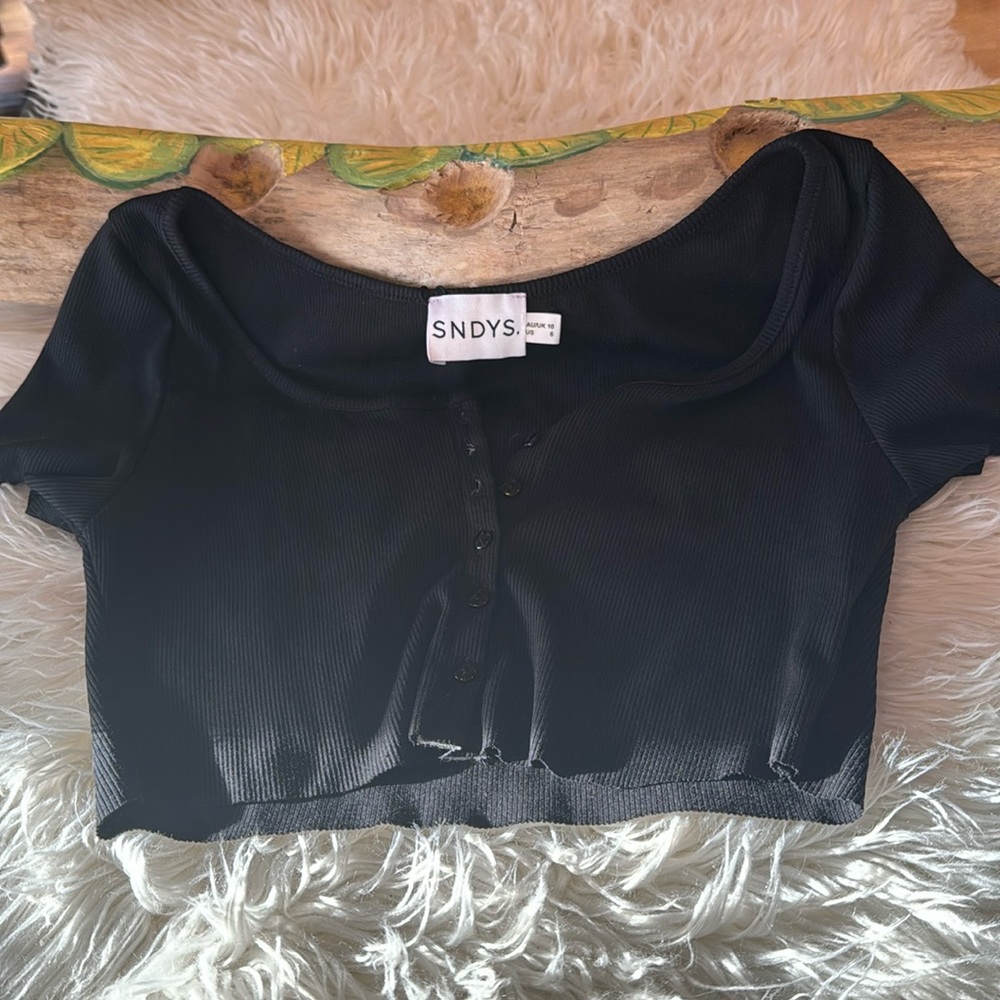 sndys button down raw edge crop top